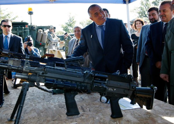 
	Премиерът разглежда военни оръжия във връзка със съвместна работа между български и американски войници. Събитието се проведе през есента на 2009 г. край Сливен, във военната база на Ново село, на 350 километра от столицата.
