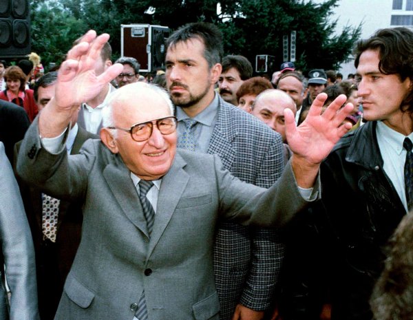 
	Тодор Живков и Бойко Борисов през септември 1996 г. По това време Борисов е част от персоналната охрана на бившия лидер на комунистическия строй Живков. Снимки: Ройтерс
