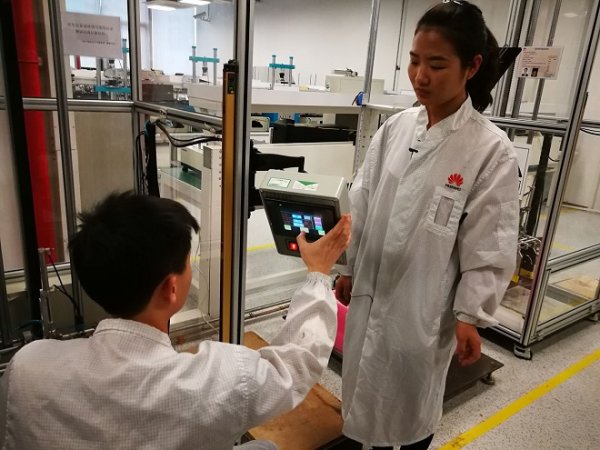 
	Служители в една от лабораториите.
