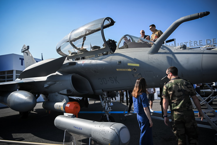 Френски изтребител Dassault Rafale B на авиационното изложение в Париж през юни. Франция е един от водещите износители на оръжие в света. Снимка: Matthieu Rondel/Bloomberg