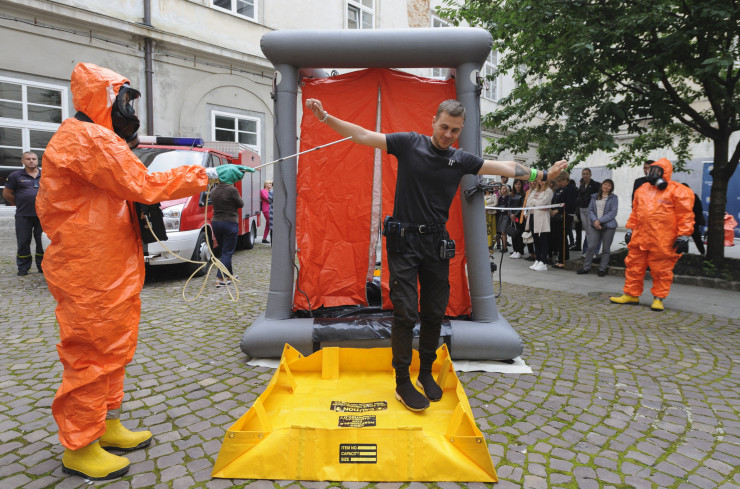 Местни жители в Лвов тренират реакции при химическа атака. Снимка: . EPA/MYKOLA TYS