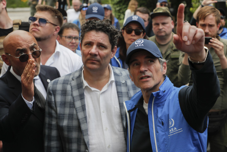 Рафаел Гроси (вдясно) по време на посещението си в Запорожската атомна електроцентрала. Снимка:  EPA/SERGEI ILNITSKY