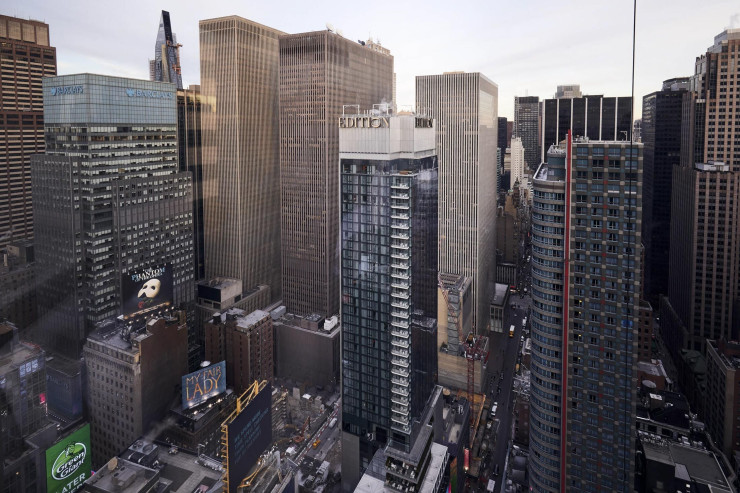 Хотел Edition (в центъра) на Times Square в Ню Йорк. Снимка: Зак ДеЗон/Bloomberg