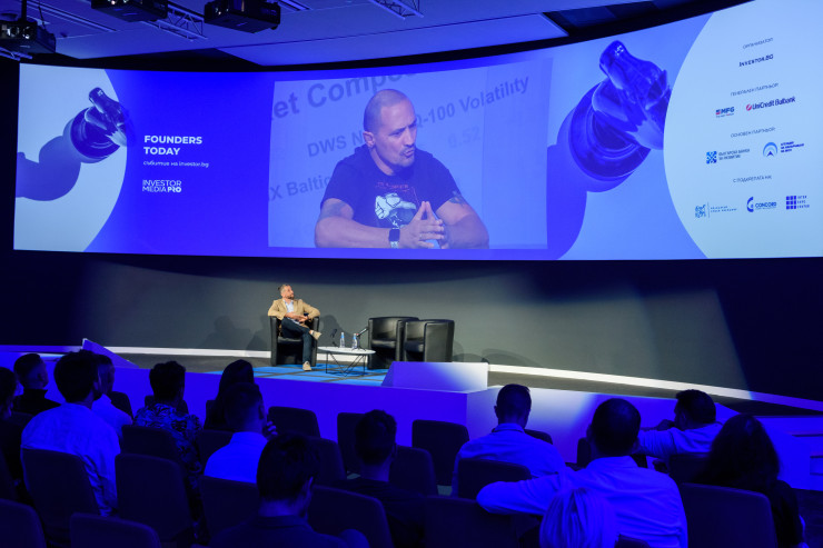 Любомир Геджев, основател на приложението Fight Scout (на видеото) и Георги Малчев – предприемач с над 25 години опит в бизнеса и маркетинга, основател на редица компании, мениджър и директор (в средата на сцената). Снимка: Investor.bg