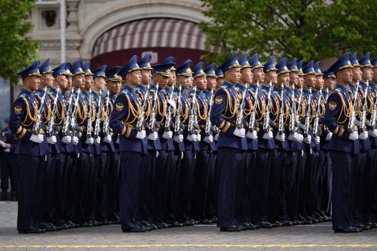 Севернокорейски военнослужещи също присъстваха на военния парад в Москва. Снимка: БГНЕС/EPA/PAVEL BEDNYAKOV