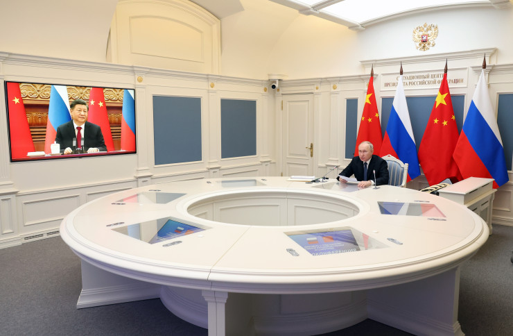 Двамата лидери - Дзинипин и Путин, редовно комуникират и чрез видеоконферентна връзка. Снимка:  EPA/MIKHAEL KLIMENTYEV