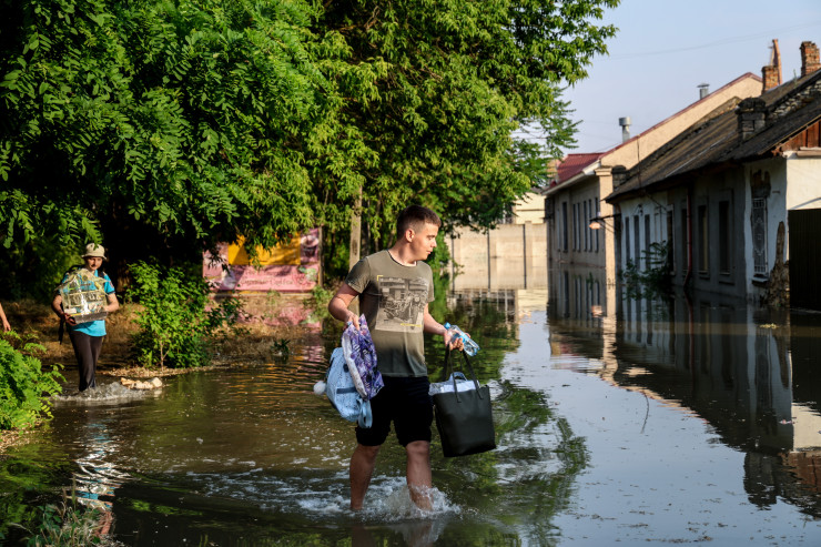 Според украински официални лица язовирът съдържа около 18 млн. куб. м. вода, а наводнението застрашава над 80 населени места, включително голямата регионална столица Херсон. Снимка: ЕРА	