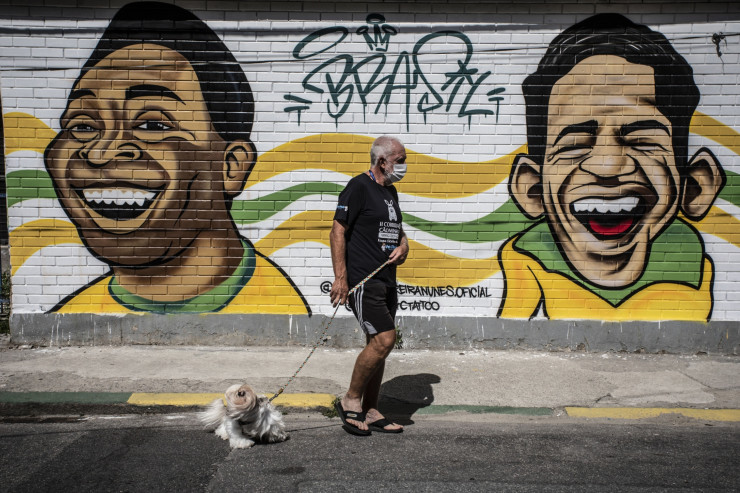 Стенопис на бившите футболисти от националния отбор на Бразилия Пеле (вляво) и Гаринча в Рио де Жанейро, Бразилия. Снимка: Bloomberg 