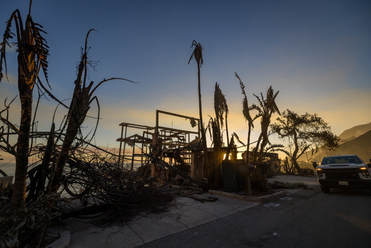 Изгорял крайбрежен имот след пожара в Малибу, Калифорния, на 10 януари. Снимка: Bloomberg LP
