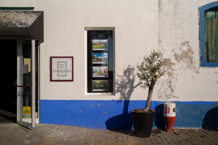 Агенция за луксозни имоти в Компорта, Португалия. Бързата промяна в района подчертава неравенството и ограничените ресурси. Снимка: Goncalo Fonseca/Bloomberg