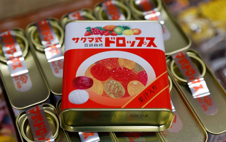 Бонбоните Sakuma&#39;s Drops са ключов продукт в магазините за сладки и снаксове в Япония вече 114 години. Източник: REUTERS/Issei Kato