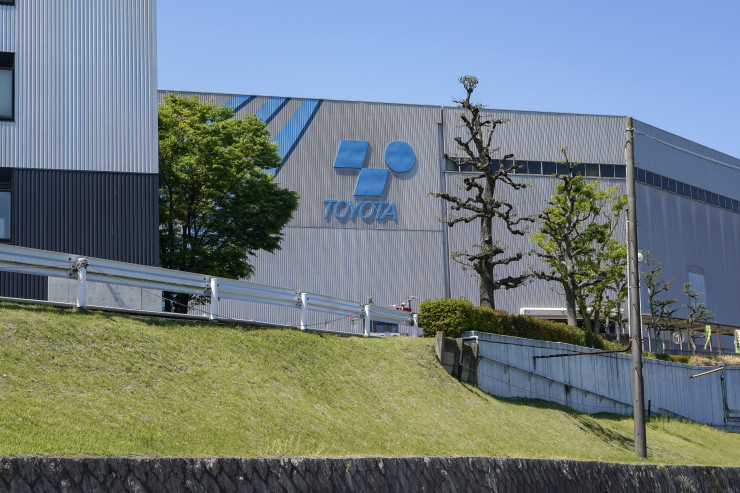 Логото на Toyota Industries във фабрика на компанията в Обу, Япония. Снимка: Bloomberg
