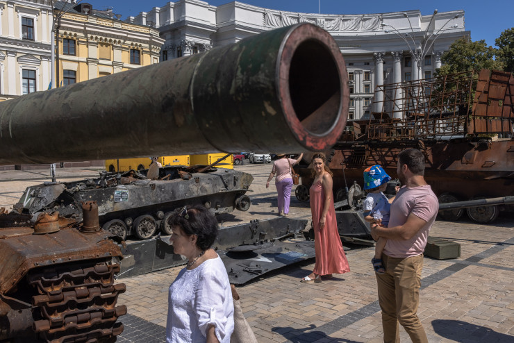 Граждани разглеждат руски танк, унищожен в боевете с украинската армия, изложен на Михайловския площад в Деня на украинската държавност в Киев, Украйна, 28 юли 2022 г. На 28 юли 2022 г. Украйна за първи път отбелязва Деня на украинската държавност. Снимка: EPA/ROMAN PILIPEY