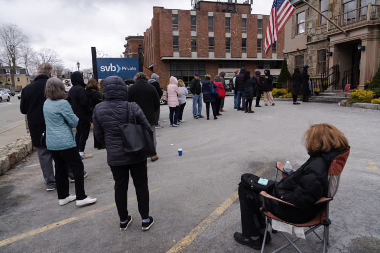 Дълга опашка клиенти пред клон на Silicon Valley Bank. Снимка: Bloomberg