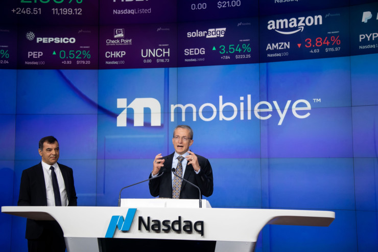 Патрик Гелсингър, главен изпълнителен директор на Intel Corp., разговаря с Амнон Шашуа, президент и главен изпълнителен директор на Mobileye Global Inc., вляво, по време на първичното публично предлагане на компанията на Nasdaq. Снимка: Michael Nagle/Bloomberg