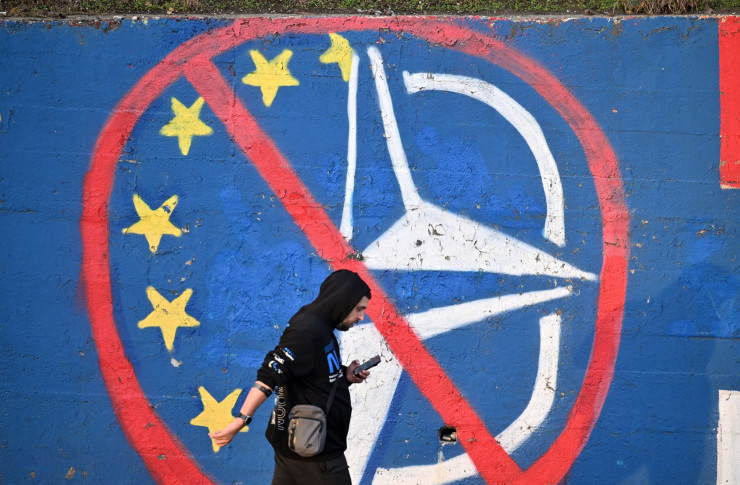 Графит срещу ЕС и НАТО в Белград. Снимка: Оливер Бунич/Bloomberg