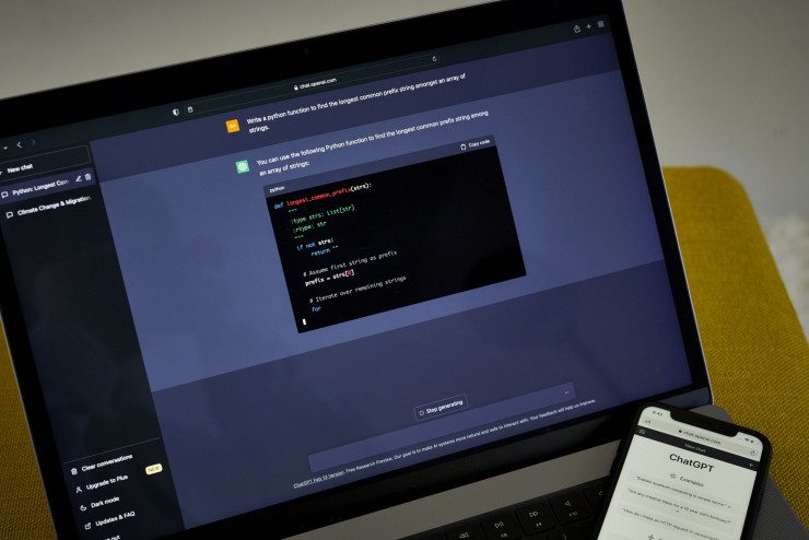 Tехнологията на чатботовете може да изготвя имейли, документи и дори софтуер, като обещава да ускори значително изпълнението на задачите. Снимка: Bloomberg