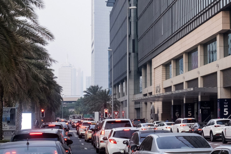 Трафик в Международния финансов квартал на Дубай. Снимка: Натали Накаш/Bloomberg