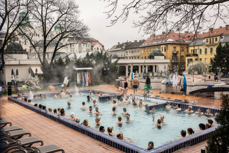 Къпане в термален басейн извън хотел Gellert в Будапеща. Снимка: Akos Stiller/Bloomberg