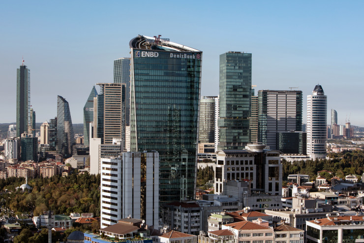 Централата на Denizbank и други небостъргачи в Истанбул. Снимка: Kerem Uzel/Bloomberg