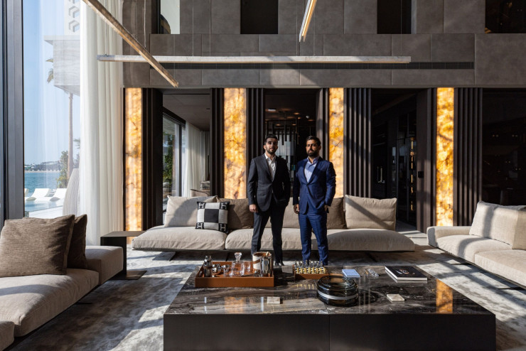 Мурат Айлдиз, президент на Alpago Properties (вдясно) и вицепрезидентът Ридван Айлдиз (вляво) в един от луксозните имоти, построени от компанията им. Снимка: Christopher Pike/Bloomberg
