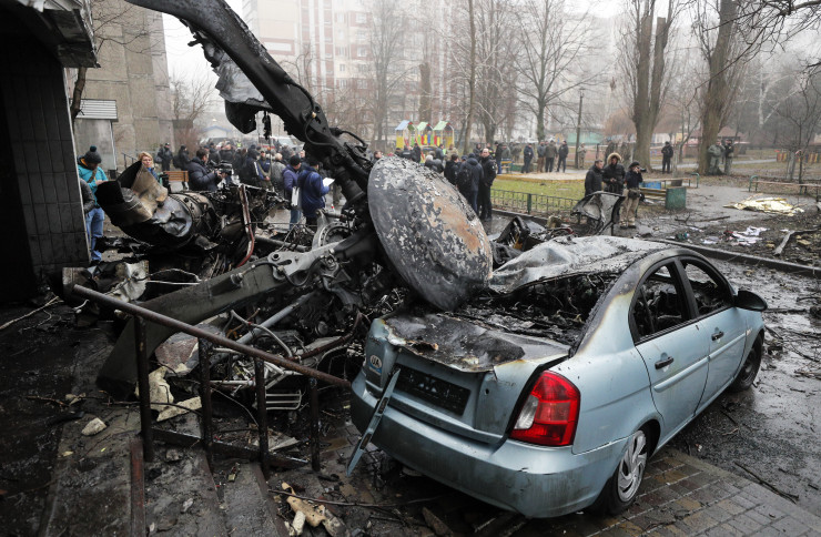 Останки след катастрофата с хеликоптер в Бовари. Снимка:  EPA/SERGEY DOLZHENKO