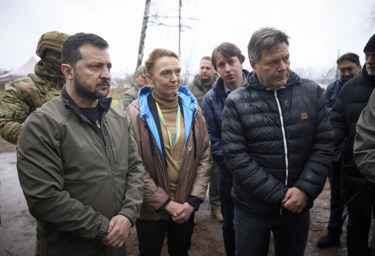 Зеленски и германският вицеканцлер Роберт Хабек посетиха Яхидне в област Чернигов. Снимка: EPA/PRESIDENTIAL PRESS SERVICE