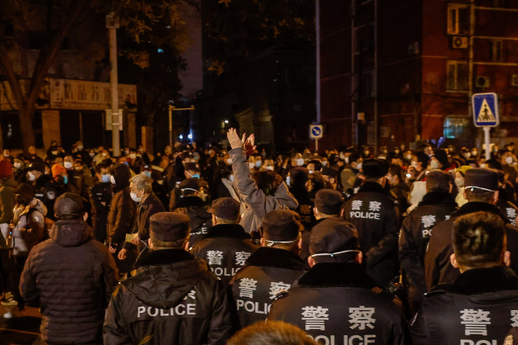 Свързаните с пандемията строги ограничения предизвикаха невиждани от години протести в Китай. Снимка:  EPA/MARK R. CRISTINO