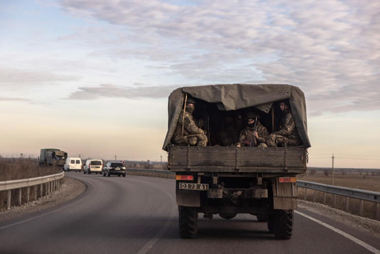 Украински военни на път към Донецк. Снимка: EPA/ROMAN PILIPEY