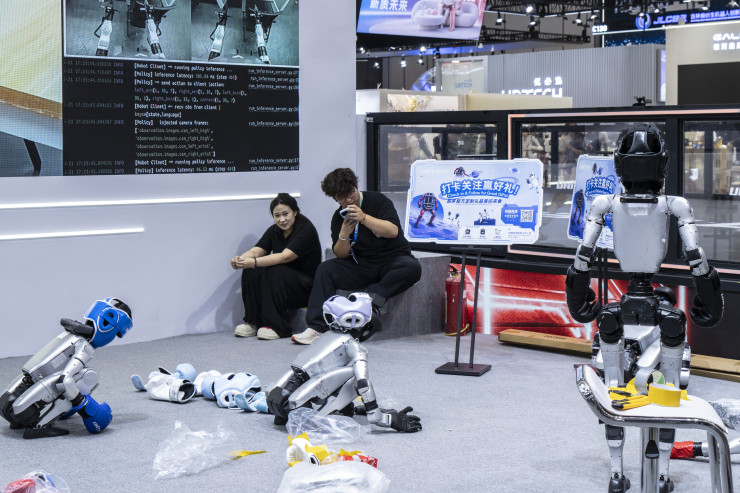 Подготовка на щанда на Unitree Robotics преди откриването на Световната конференция по роботика в Пекин. Снимка: Qilai Shen/Bloomberg