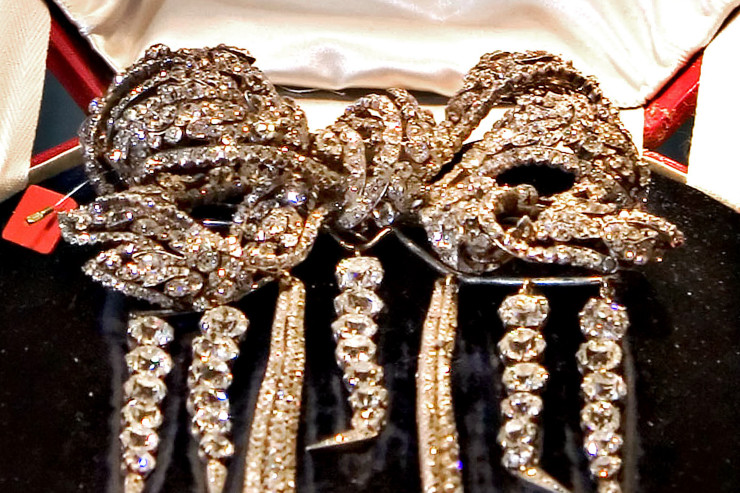 Откраднатата брошка във формата на панделка. Снимка: Bloomberg LP