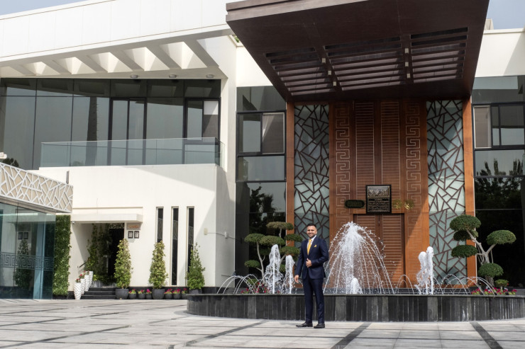 Управляващият директор на Danube Group Адел Саджан пред семейния си дом в Дубай. Снимка: Натали Накаш/Bloomberg