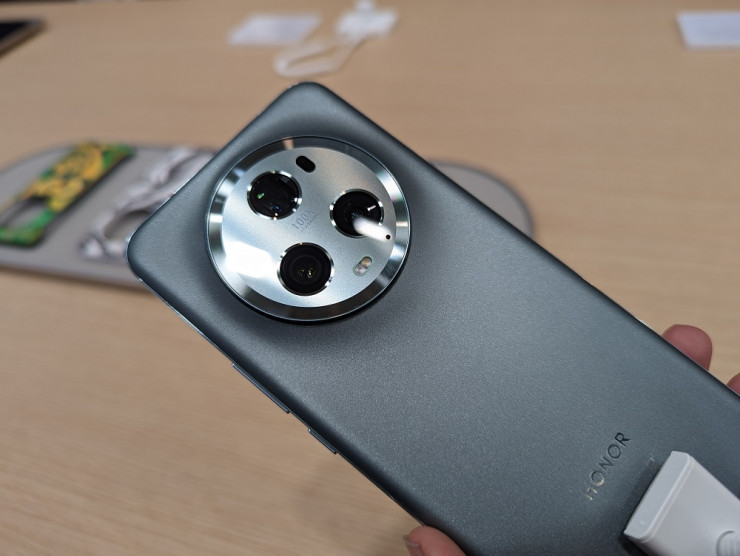 Honor Magic5 Pro. Снимка: Елена Кирилова/Investor Media Group