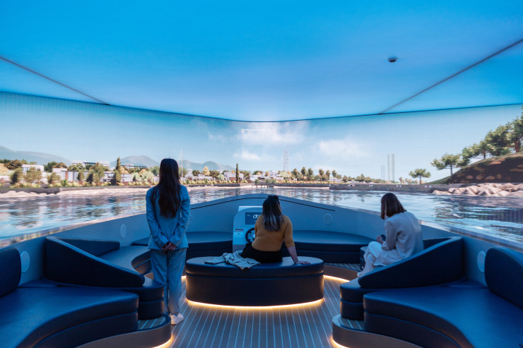 Посетители наблюдават симулация в Ellinikon Experience Center. Снимка: Ник Палеологос/Bloomberg