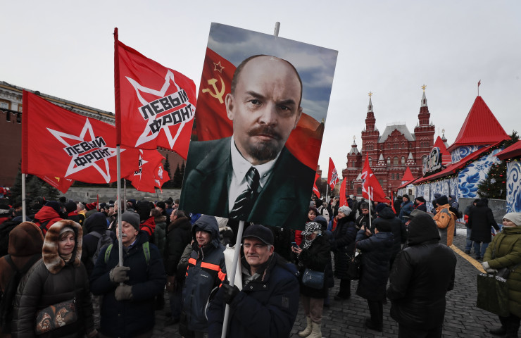 Сталин и Ленин все още се почитат в Русия. Снимка: EPA/YURI KOCHETKOV