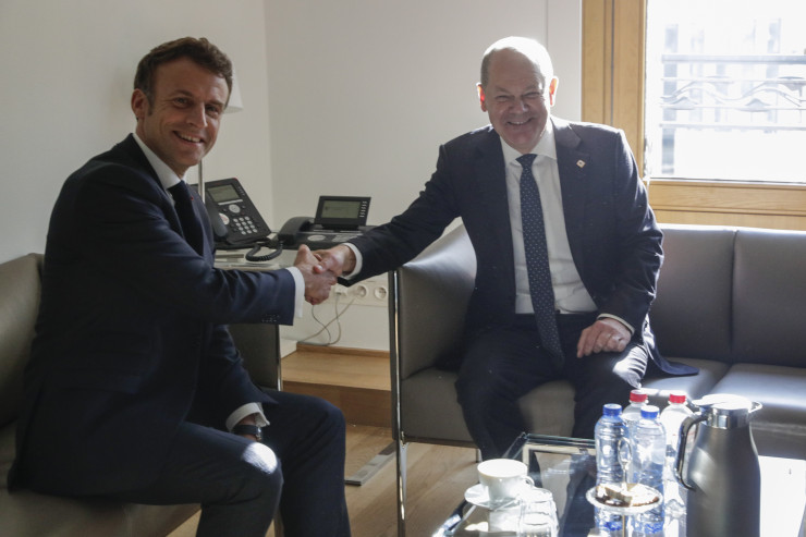 Френският президент Еманюел Макрон и германският канцлер Олаф Шолц (вдясно) демонстрират добро настроение, но различията остават. Снимка:  EPA/OLIVIER HOSLET / POOL