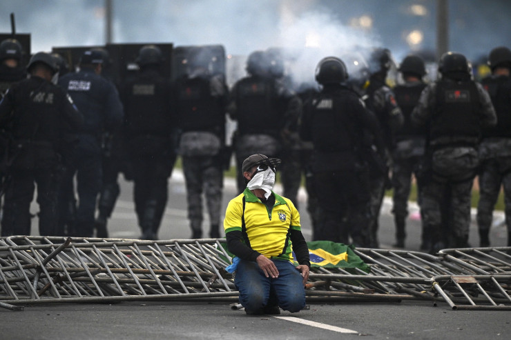 Протестиращ привърженик на Болсонеро. Снимка: EPA/ANDRE BORGES