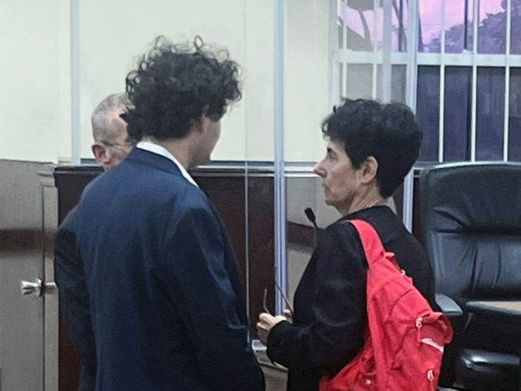 Сам Банкман-Фрийд и майка му Барбара Фрийд в съда. Снимка: Bloomberg LP