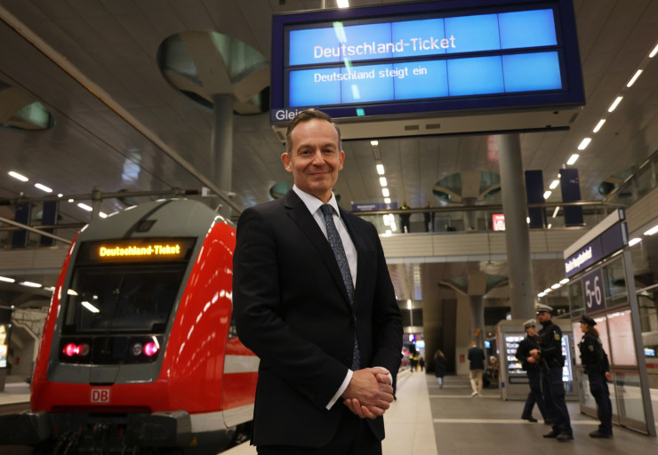 Германският транспортен министър Фолкер Висинг по време на церемония по стартирането на Deutschland-Ticket в Берлин. Източник: Bloomberg