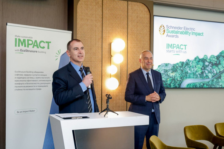 Проф. д-р Георги Ангелов, заместник-министър на иновациите и растежа и Бойко Василев, журналист, продуцент и водещ на &bdquo;Панорама&ldquo;, БНТ. Снимка: Schneider Electric