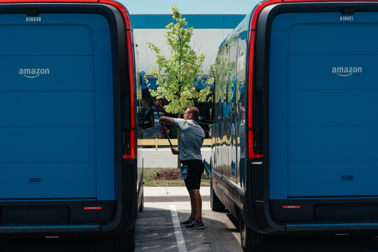 Електрическите ванове, които Rivian изгражда за Amazon. Снимка: Jamie Kelter Davis/Bloomberg