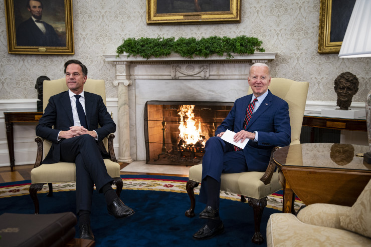 Президентът на САЩ Джо Байдън (вдясно) се срещна с министър-председателя на Нидерландия Марк Рюте (вляво) в Овалния кабинет на Белия дом във Вашингтон на 17 януари 2023 г. Снимка: EPA/Al Drago / POOL