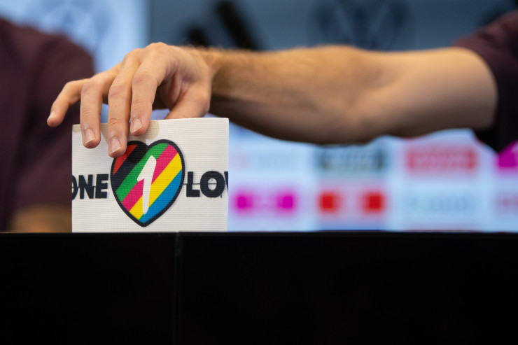 Специалната капитанска лента One Love. Снимка: Sebastian Gollnow/dpa