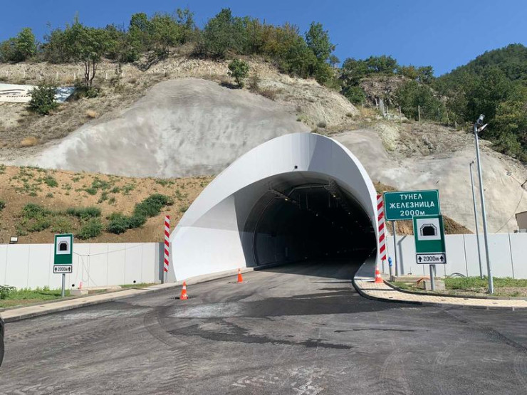 Работна група ще търси най-доброто решение за укрепване на свлачището преди тунела. Снимка: МРРБ