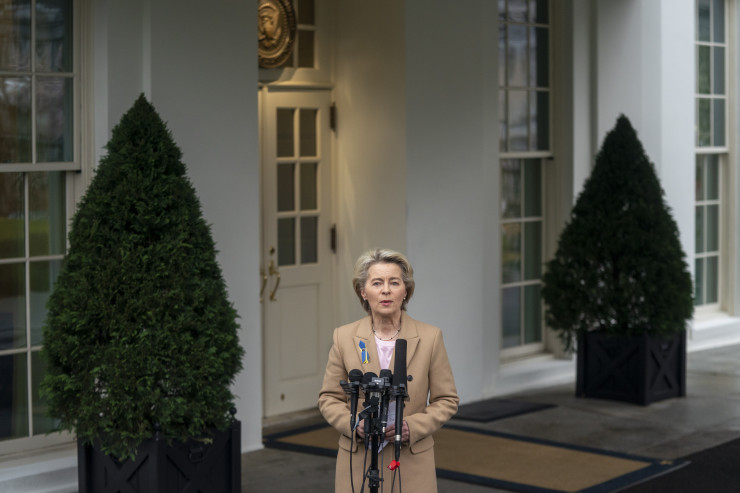 Урсула фон дер Лайен дава пресконференция пред Белия дом след срещата си с американския президент Джо Байдън. Снимка:  EPA/SHAWN THEW