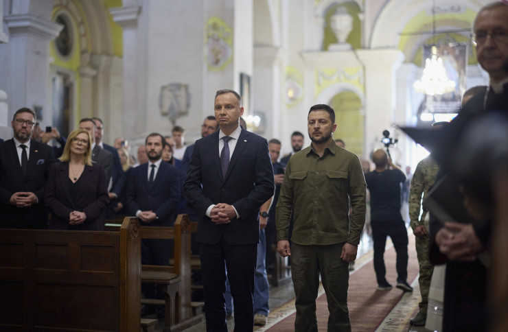 Президентите на Украйна и Полша Володимир Зеленски и Анджей Дуда присъстват на литургия в църквата "Свети Петър и Павел" в Луцк. Снимка: EPA/БГНЕС