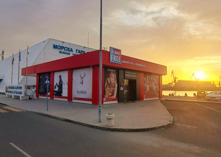 Магазин Travel Free Бургас Морска гара. Изображение: Gebr.Heinemann, Bulgaria