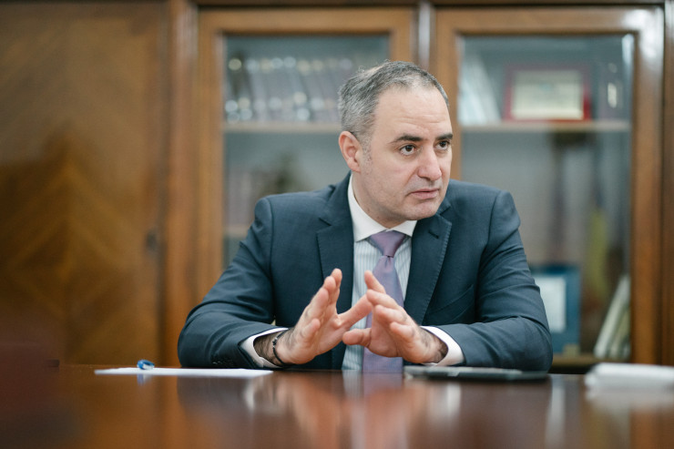 Финансовият министър Александру Назаре казва, че поправянето на икономиката на страната има своята цена. Снимка: Andrei Pungovschi/Bloomberg