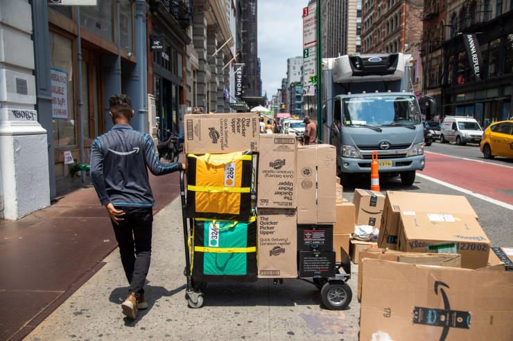 Служител на Amazon в Ню Йорк. Снимка: Michael Nagle/Bloomberg