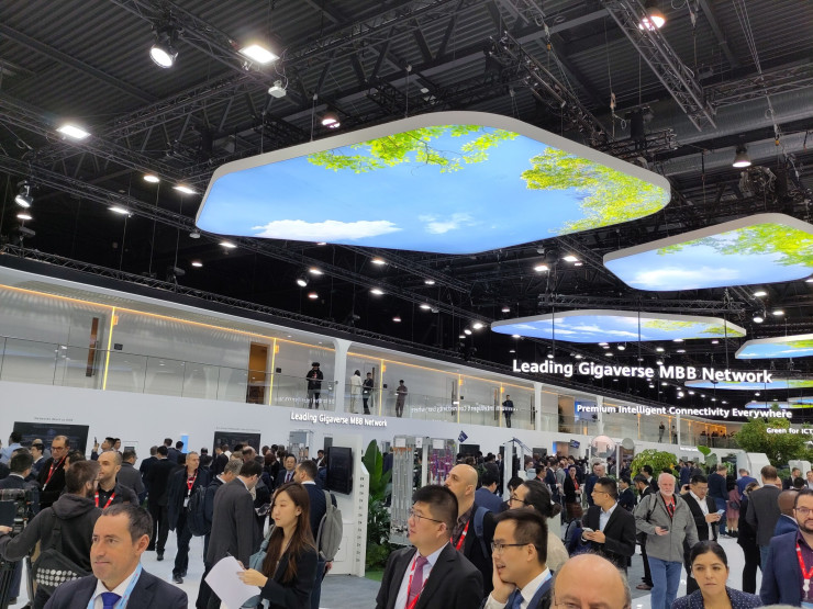 Част от изложбените площи на Световния мобилен конгрес в Барселона. Снимка: Bloomberg